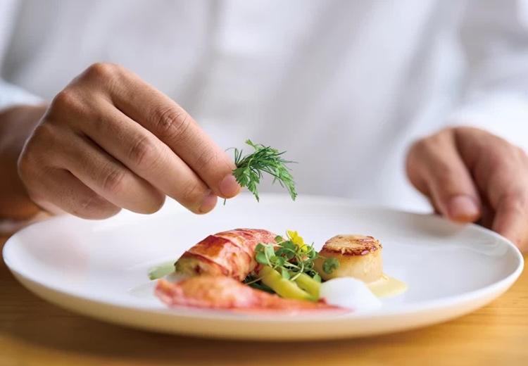 MARINE TOWER WEDDING マリンタワー ウエディング(旧THE HOUSE yokohama)。料理。シェフが一皿ずつ手間を惜しまず丁寧に仕上げてくれます