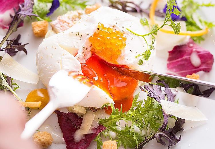 ザ コンチネンタル横浜／大さん橋。料理。提供方法や食べ方にも、ゲストが楽しめる工夫が凝らされています