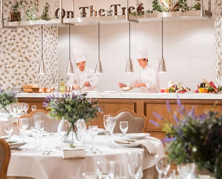 ザ コンチネンタル横浜／大さん橋。スタッフ。会場併設のオープンキッチンではシェフがゲストをおもてなし