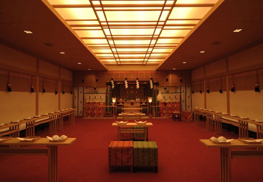 横浜ロイヤルパークホテル。挙式会場。48名まで収容できる神殿。親族だけでなく友人も招待できます