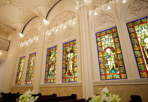 モンテファーレ。挙式会場。イングランドの教会で歴史を刻んだ格式高いステンドグラス