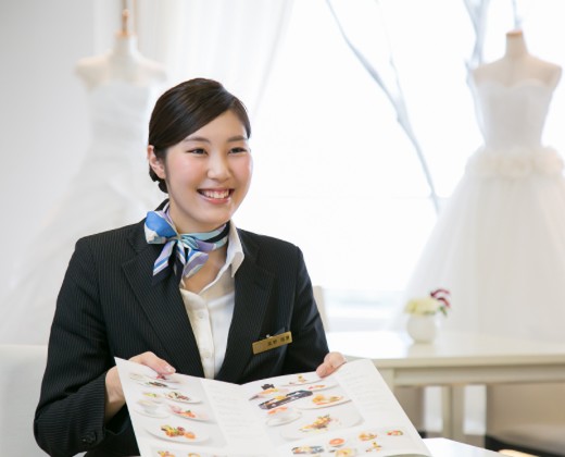 新横浜グレイスホテル／ロゼアン シャルム。スタッフ。笑顔のスタッフたちが、特別な一日をしっかりと支えてくれます