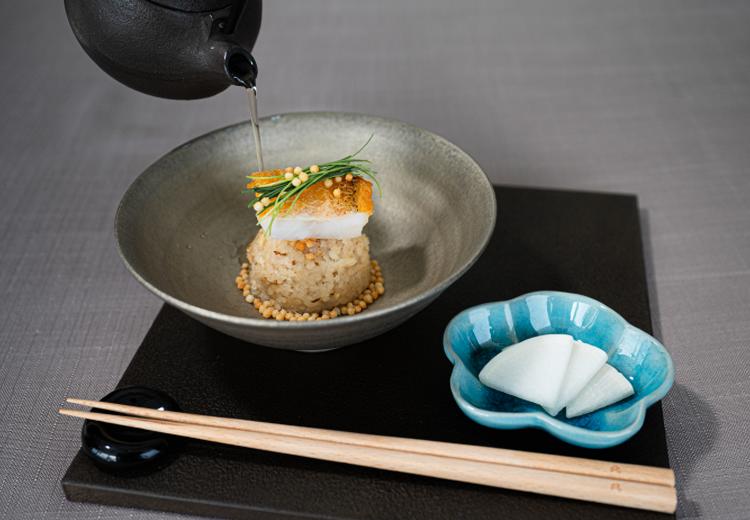 リビエラ逗子マリーナ。料理。熱々の出汁をかけた出来立てを味わえるお茶漬けは絶品