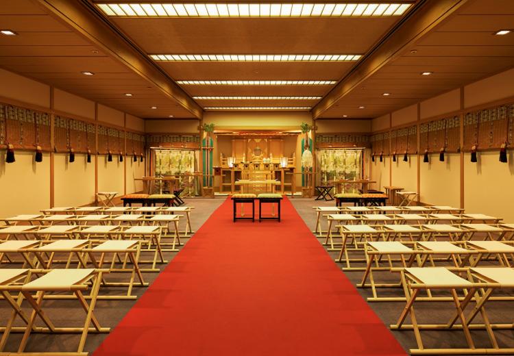 新横浜プリンスホテル。挙式会場。最大50名まで参列できる、厳かな空気に包まれた神殿