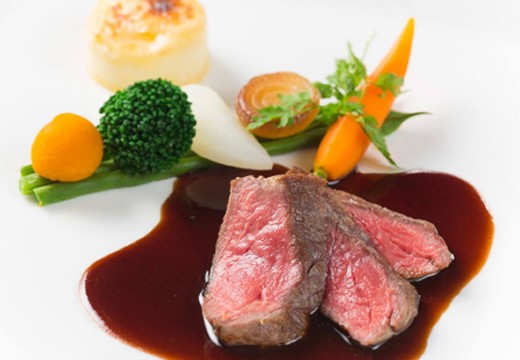 レンブラントホテル厚木。料理。やわらかな食感と奥深い味わいを楽しめる人気の肉料理