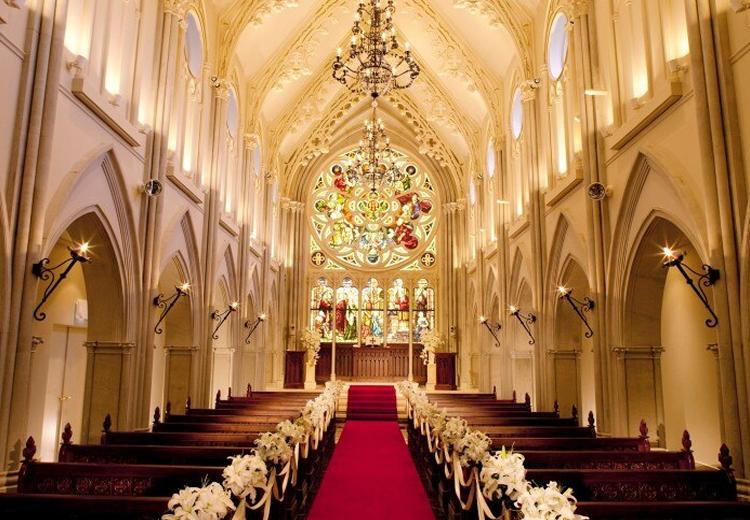 セントアクアチャペルみなとみらい。挙式会場。ステンドグラスが輝く壮麗な大聖堂での挙式も可能です