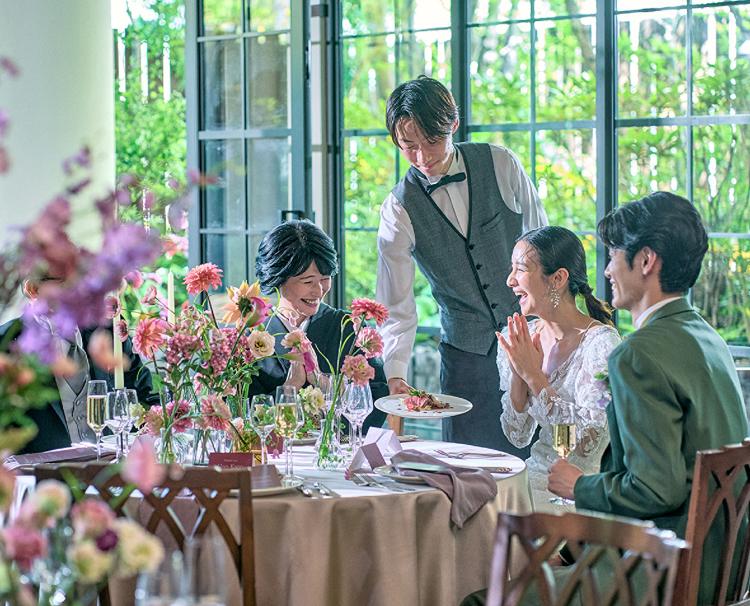 横浜迎賓館。スタッフ。出来立ての料理をタイミング良く届けてくれるスタッフ