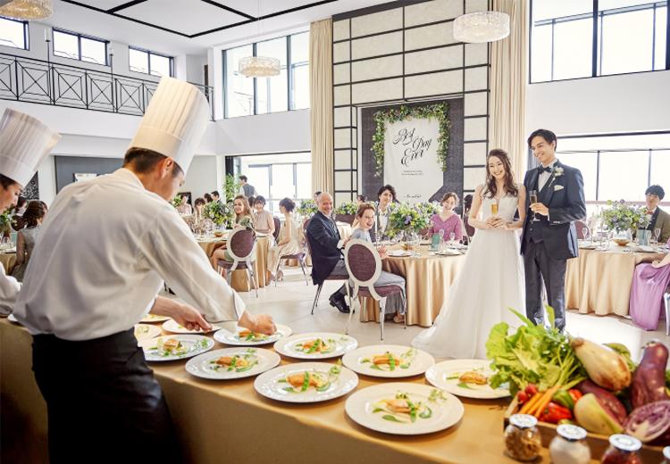 アルカンシエル横浜 luxe mariage（アルカンシエル横浜 リュクス マリアージュ）。披露宴会場。オープンキッチンより出来立ての料理を提供します