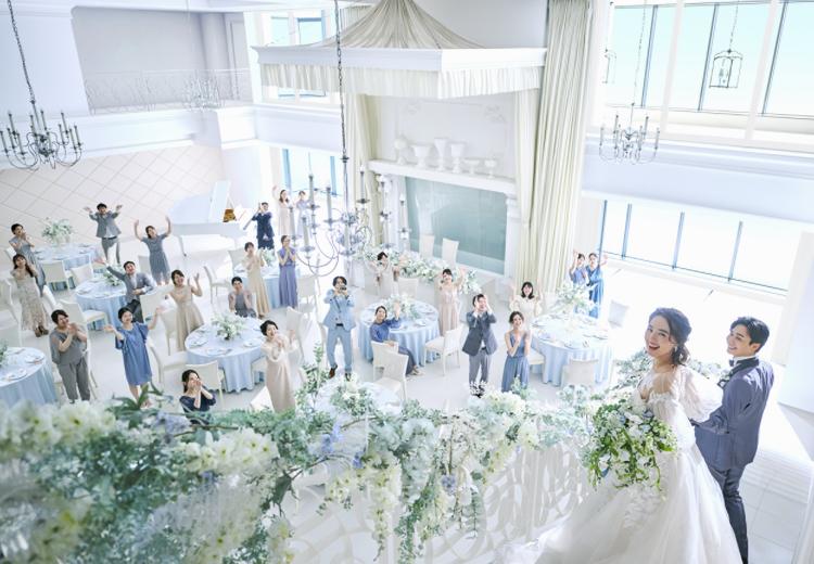 アルカンシエル横浜 luxe mariage（アルカンシエル横浜 リュクス マリアージュ）。2フロア吹き抜けで開放感抜群の披露宴会場。階段入場も叶います