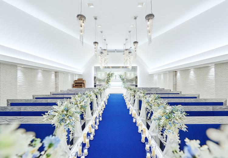 アルカンシエル横浜 luxe mariage（アルカンシエル横浜 リュクス マリアージュ）。挙式会場。ブルーのバージンロードでドレスが一段と映える空間に
