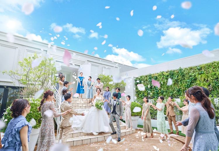 アルカンシエル横浜 luxe mariage（アルカンシエル横浜 リュクス マリアージュ）。挙式会場。アフターセレモニーでは大空のもとで行うバルーンリリースが人気