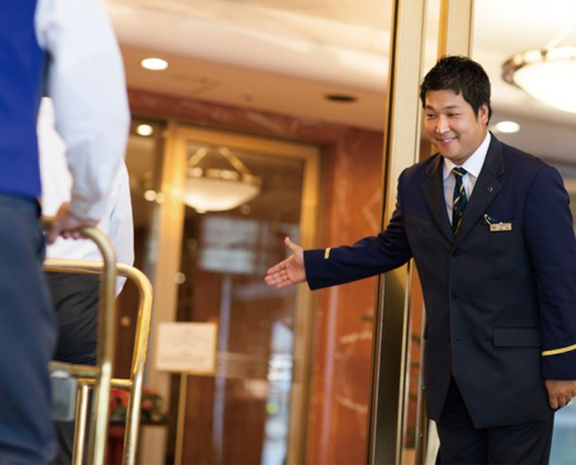 横浜ベイシェラトン ホテル＆タワーズ。スタッフ。スマートな物腰と気さくな笑顔でゲストを出迎えてくれます