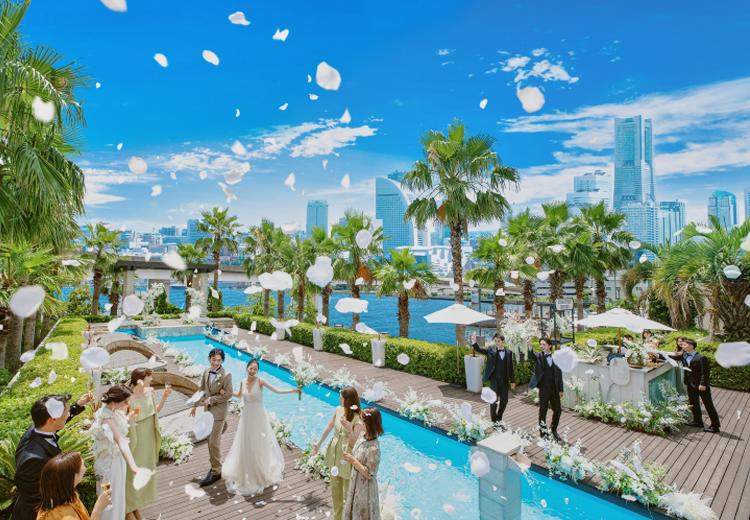 コットンハーバークラブ 横浜。披露宴会場。温かな陽光が降り注ぐ明るいウッドデッキのガーデン
