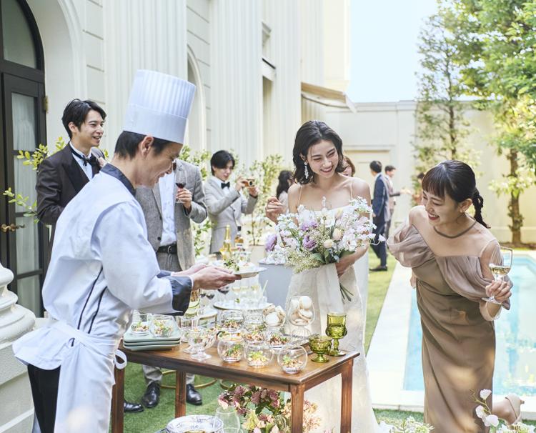 アクアテラス迎賓館 新横浜。スタッフ。シェフの料理パフォーマンスがパーティーを盛り上げてくれます