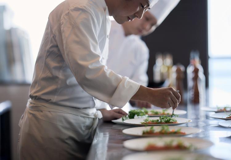 SCAPES THE SUITE(スケープス ザ スィート)。料理。オープンキッチンからは食欲をそそる音と香りがあふれます