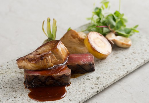 SCAPES THE SUITE(スケープス ザ スィート)。料理。手間を惜しまず創られた料理がテーブルに並びます