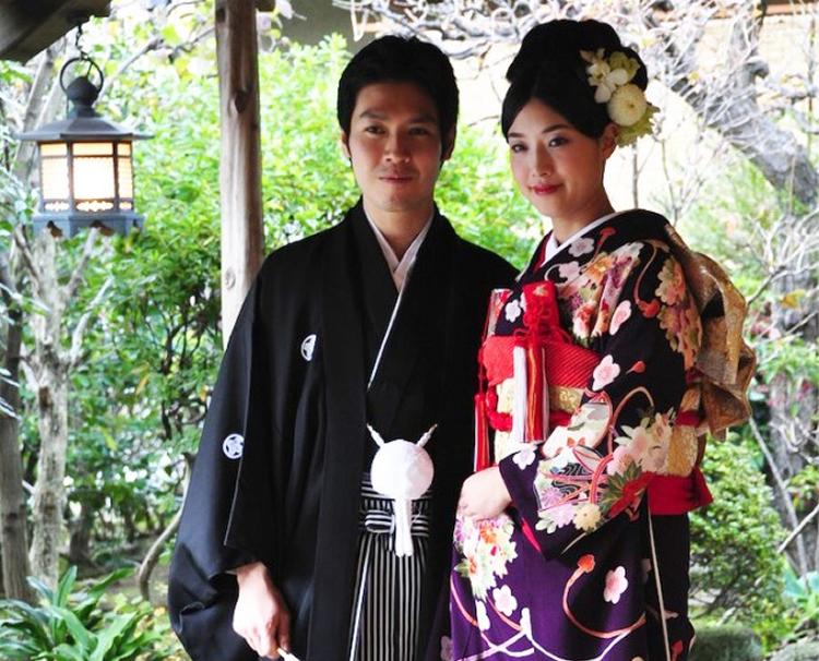 鎌倉 鉢の木。演出・小物。四季折々の景色を背景に、新郎新婦の美しさが際立つ一枚