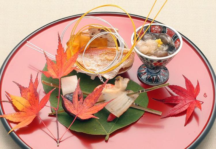 鎌倉 鉢の木。料理。季節を感じる美しい盛り付けもゲストを魅了します
