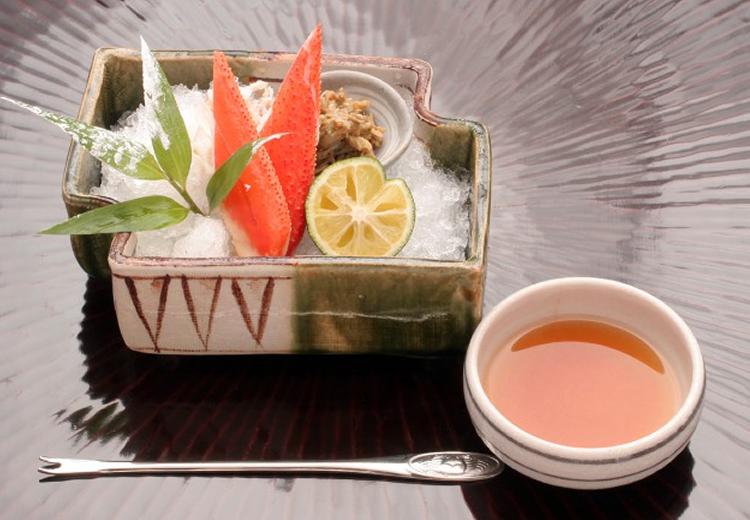 鎌倉 鉢の木。料理。ずわい蟹など贅沢な食材を使ったメニューが揃います