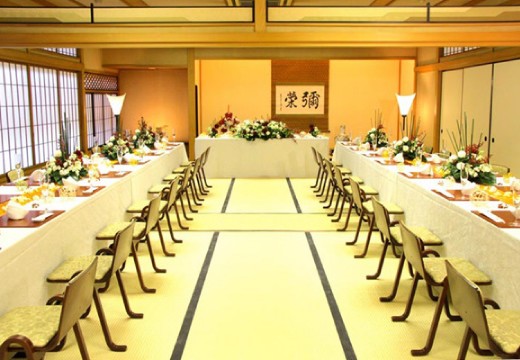 鎌倉 鉢の木。披露宴会場。床の間に慶びの掛け軸が配された本格的な畳敷きの和室