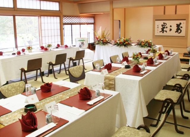 鎌倉 鉢の木。披露宴会場。大きな障子窓からは柔らかな自然光が差し込みます
