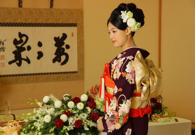 鎌倉 鉢の木。披露宴会場。席の配置やテーブル装花はふたりの希望に合わせてアレンジ可能