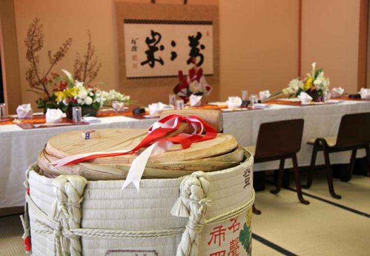 鎌倉 鉢の木。披露宴会場。和の雰囲気たっぷりの鏡開きの演出も取り入れられます