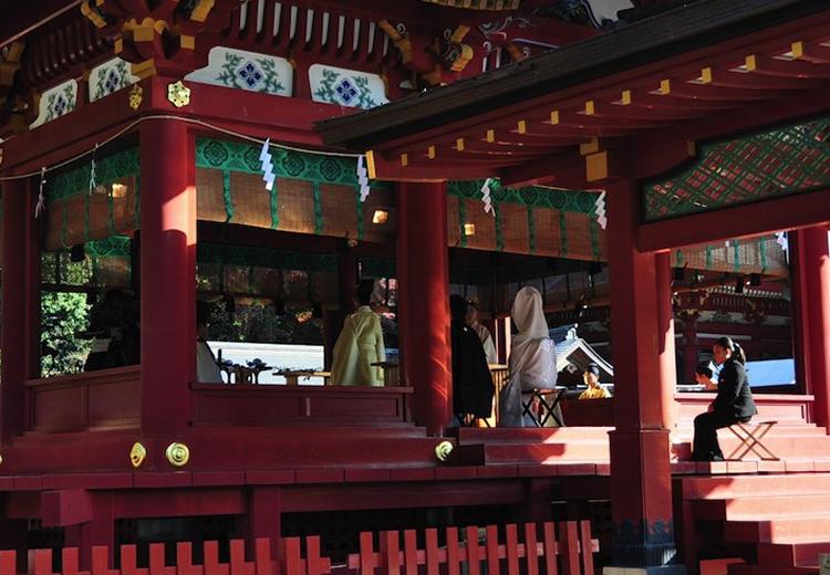 鎌倉 鉢の木。挙式会場。朱塗りの本殿が美しい『鶴岡八幡宮』で執り行う厳かな挙式