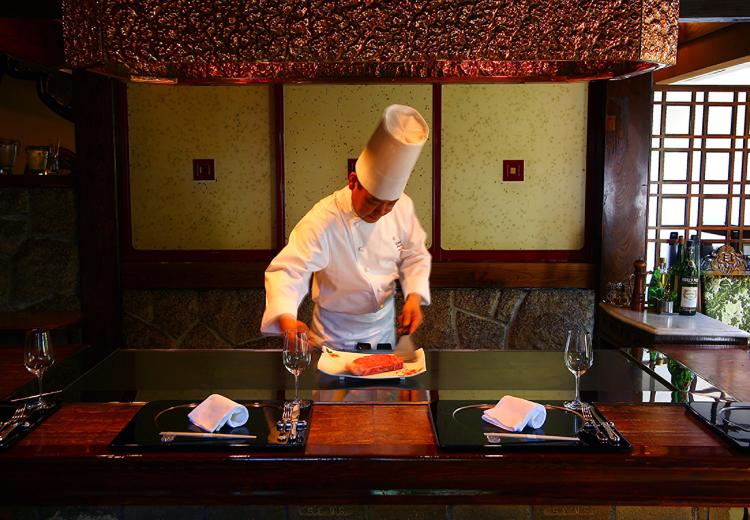 横浜うかい亭。披露宴会場。本館ではシェフが目の前の鉄板で調理してくれます