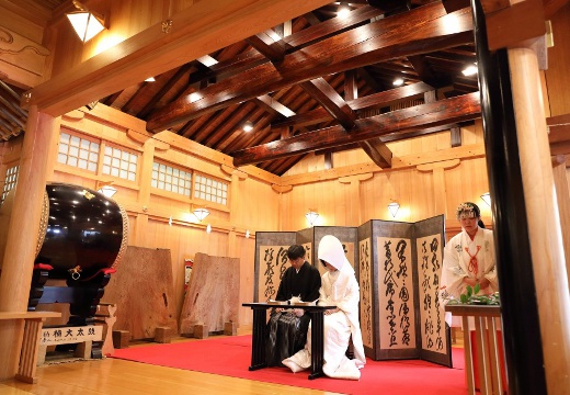 出雲大社 相模分祠。挙式会場。厳かでありながら、木の温もりも感じられる空間