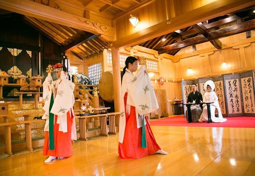 出雲大社 相模分祠。挙式会場。太鼓と龍笛が奏でる美しい音色に包まれた、優美な巫女の舞