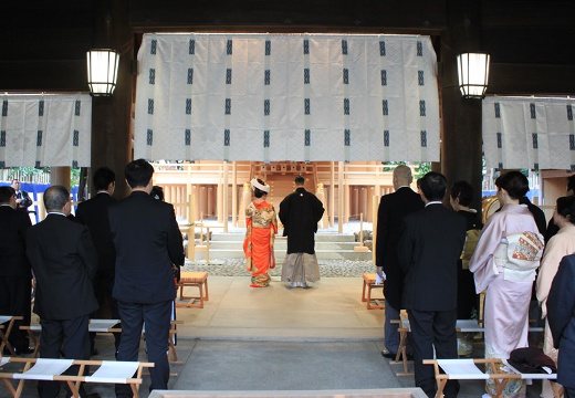 伊勢山皇大神宮。挙式会場。両家の親族が見守るなか執り行われる本殿での神前式は36名まで