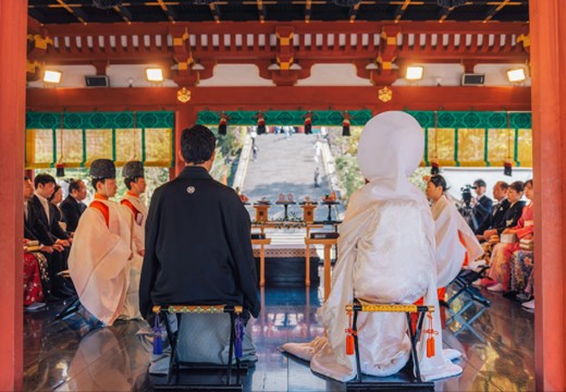 鶴岡八幡宮。凛とした空気が流れる中で執り行われる神前結婚式