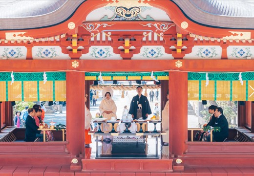 鶴岡八幡宮。挙式会場。神社境内の中心に位置する『舞殿』は開放的な雰囲気