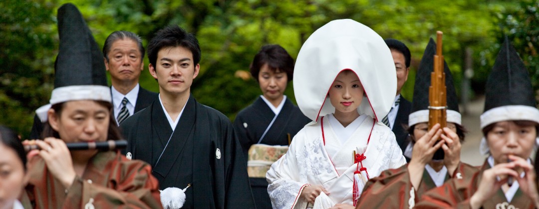 報徳二宮神社(報徳会館)。挙式会場。道楽に導かれ、神職・巫女の先導のもと、新郎新婦が緑豊かな境内を歩む参進の儀。進路は表参道と渡り廊下の2つから選べます