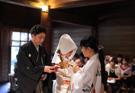 報徳二宮神社（報徳会館）。挙式会場。二人で同じ盃を交わす三献の儀。二人の絆を固めます