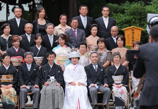 報徳二宮神社(報徳会館)。挙式会場。凛とした空気が漂う境内にて、ゲストと一緒に行う記念撮影