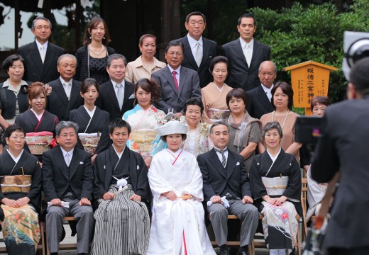 報徳二宮神社（報徳会館）。挙式会場。凛とした空気が漂う境内にて、ゲストと一緒に行う記念撮影