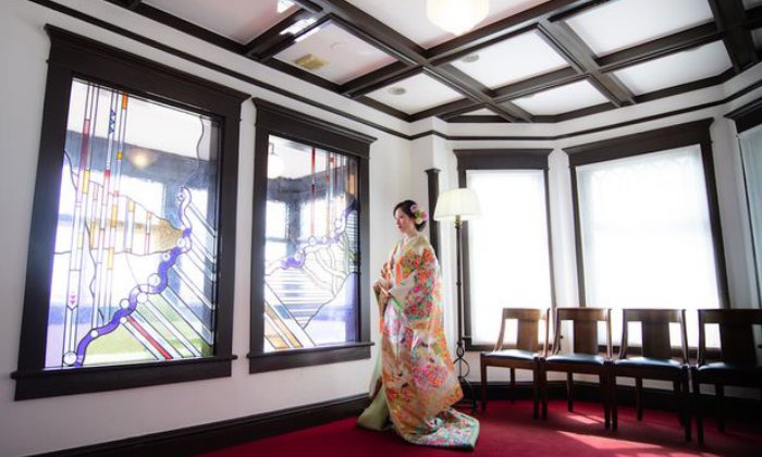大磯迎賓舘。演出・小物。光を浴びて煌めくステンドグラスを背景に、写真撮影を楽しめます