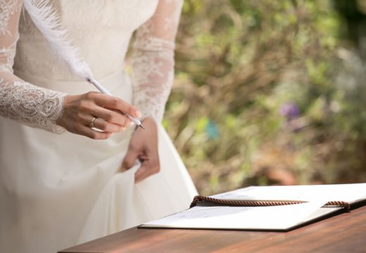 大磯迎賓舘。挙式会場。結婚誓約書にサインし、ふたりは晴れて夫婦となります