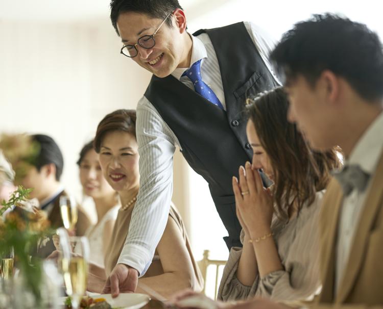 小さな結婚式 横浜店。スタッフ。笑顔のスタッフがふたりとゲストをもてなしてくれます