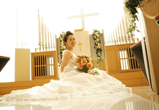 川崎日航ホテル。挙式会場。陽光が館内に注がれ、ドレスをまとった花嫁をより美しく見せます