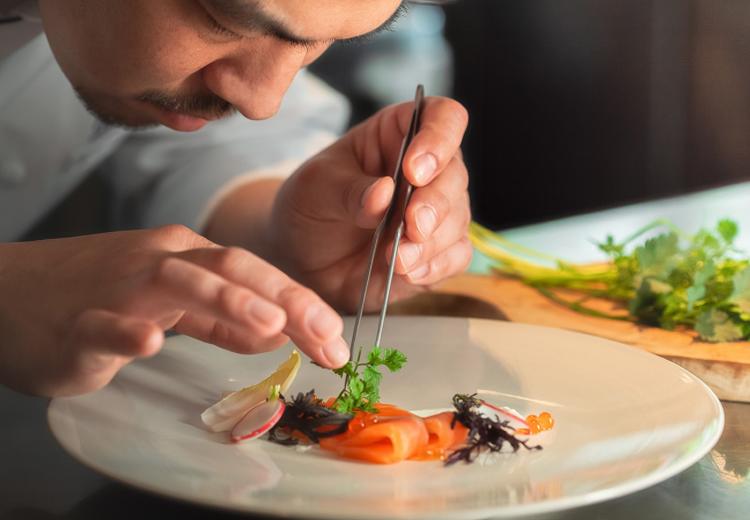 THE GRAND ORIENTAL MINATOMIRAI(グランドオリエンタル みなとみらい)。料理。オープンキッチンはゲストの目の前で調理するライブ感も魅力