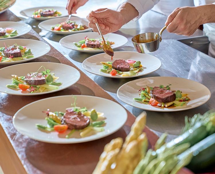 THE GRAND ORIENTAL MINATOMIRAI(グランドオリエンタル みなとみらい)。スタッフ。一皿一皿手際よく丁寧に料理を仕上げてくれるシェフ