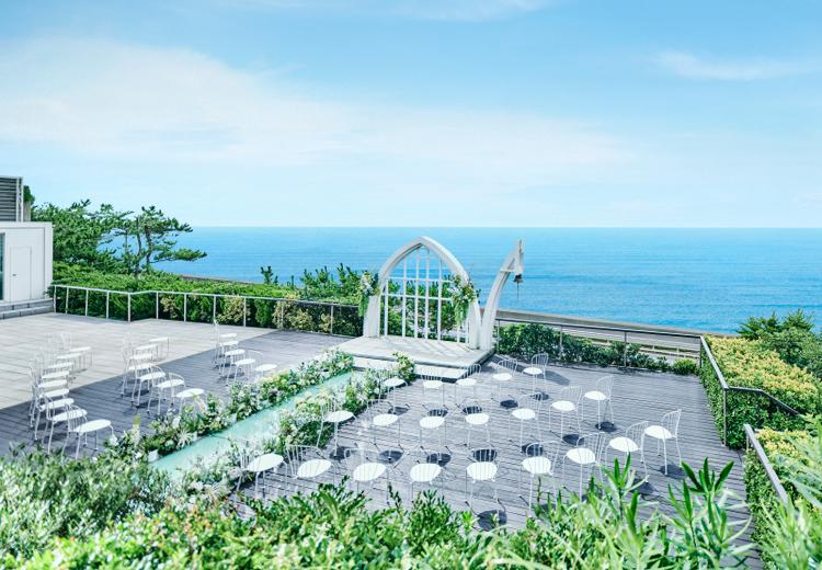 指帆亭 Shihantei Pine Tree Resort（指帆亭 シハンテイ パイン ツリー リゾート）。挙式会場。純白の祭壇や花嫁のドレス姿が、青い海に美しく映えます