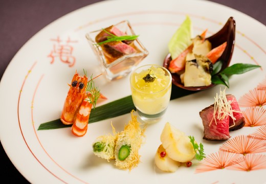 萬屋本店－KAMAKURA HASE est1806－（萬屋本店－鎌倉 長谷 エスト1806－）。料理。こだわりの器が一つひとつの料理の美しさを引き立てます
