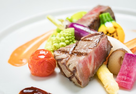 Socia21(ソシア21)。料理。華やかさも兼ね備えた肉料理は、柔らかく美味しいと評判です