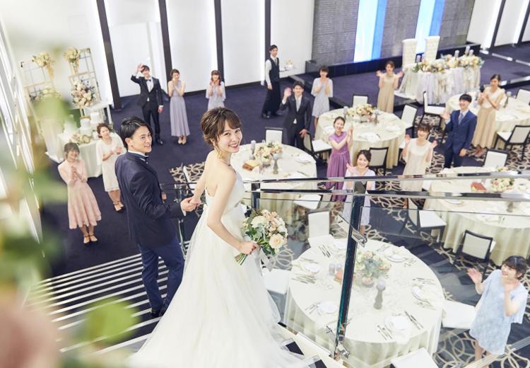 Socia21(ソシア21)。披露宴会場。天井高6mの空間にある大階段からの入場はインパクトがあります