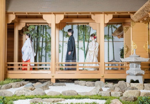 Socia21(ソシア21)。挙式会場。ゲストが見守るなか、神殿へと続く回廊を進みます