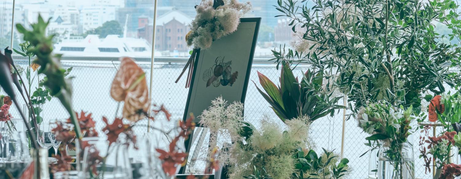Subzero(サブゼロ)。演出・小物。披露宴会場は装花のコーディネートでふたりらしさを演出。美しい景色もパーティーに華を添えてくれます